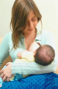 En esta posición, la madre sostiene al bebé de manera que la cabeza del bebé queda en su antebrazo.